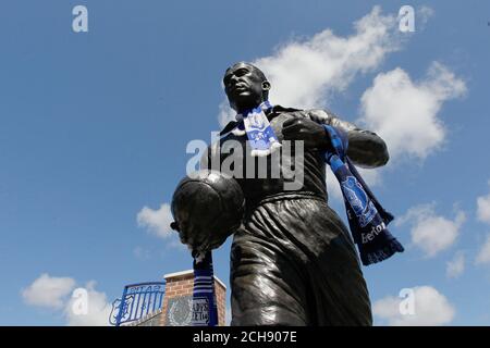 Statue von Dixie Dean vor Goodison Park vor dem Barclays Premier League Spiel zwischen Everton und Norwich City. Stockfoto