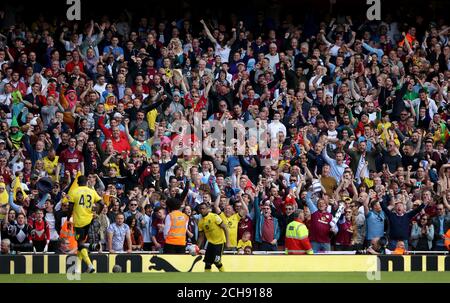 Aston Villa-Fans feiern den Gewinn einer Ecke während des Spiels der Barclays Premier League im Emirates Stadium in London. Stockfoto