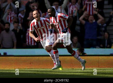 Giannelli Imbula (rechts) von Stoke City feiert das erste Tor seiner Spielmannschaft mit Marko Arnautovic während des Barclays Premier League-Spiels im Britannia Stadium, Stoke-on-Trent. Stockfoto