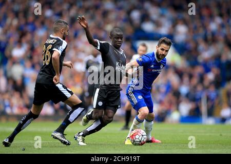 Leicester Citys N'Golo Kante (Mitte) und Chelsea's Francesc Fabregas (rechts) kämpfen während des Barclays Premier League-Spiels in Stamford Bridge, London, um den Ball. Stockfoto