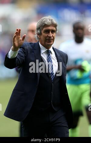 Manchester City Manager Manuel Pellegrini winkt den Fans nach dem letzten Pfiff beim Barclays Premier League Spiel im Liberty Stadium, Swansea. Stockfoto