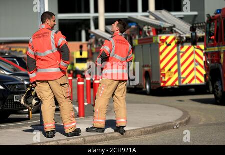 Feuerwehrfahrzeuge und Feuerwehrleute kommen in Old Trafford an, nachdem das Spiel während des Barclays Premier League-Spiels in Old Trafford, Manchester, aufgegeben wurde. Stockfoto