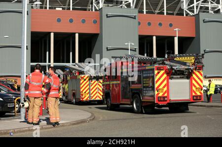 Feuerwehrfahrzeuge und Feuerwehrleute kommen in Old Trafford an, nachdem das Spiel während des Barclays Premier League-Spiels in Old Trafford, Manchester, aufgegeben wurde. Stockfoto