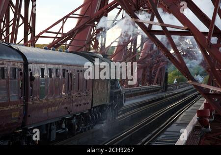 Flying Scotsman macht seinen Weg über die Forth Bridge nach Fife, während die Lokomotive ihre Rückkehr nach Schottland markiert. Stockfoto