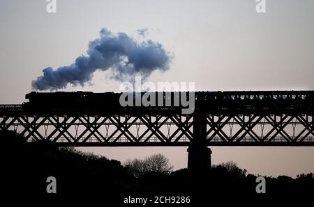 Flying Scotsman macht seinen Weg zurück über die Forth Bridge von Fife, während die Lokomotive ihre Rückkehr nach Schottland markiert. Stockfoto