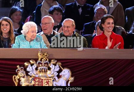 (Von links nach rechts) Queen Elizabeth II., der Herzog von Edinburgh und die Herzogin von Cambridge schauen während der Fernsehfeier zum 90. Geburtstag der Queen auf dem Gelände von Windsor Castle in Berkshire. Stockfoto