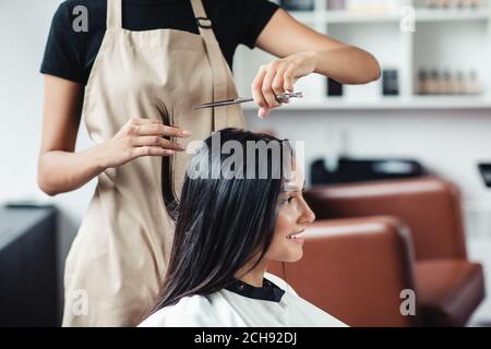 Nahaufnahme Porträt der glücklichen Frau immer Schnitt der Spaltung Endet beim Friseur Stockfoto