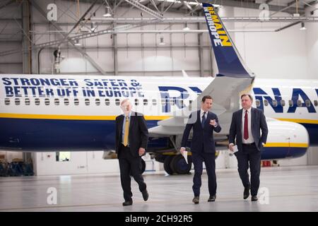 Schatzkanzler George Osborne (Mitte) wird von ehemaligen Gegnern Ed Balls (rechts) und Sir Vince Cable im Ryanair-Hangar am Flughafen Stansted begleitet, wo er sagte, dass 450 Arbeitsplätze und fast Ã‚Â£1 Milliarde Investitionen, die von Ryanair angekündigt wurden, "gefährdet wären, wenn wir die EU verlassen würden". Stockfoto