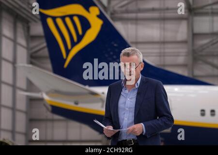 Ryanair-Chef Michael O'Leary, stellt den Schatzkanzler George Osborne, Ed Balls und Sir Vince Cable im Ryanair-Hangar am Flughafen Stansted vor, wo der Kanzler sagte, dass 450 Arbeitsplätze und fast &ACIRC;&pound;1 Milliarde Investitionen, die von Ryanair angekündigt wurden, "gefährdet wären, wenn wir die EU verlassen würden". Stockfoto