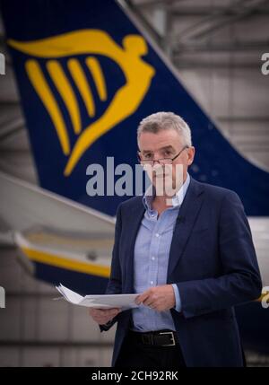 Ryanair-Chef Michael O'Leary, stellt den Schatzkanzler George Osborne, Ed Balls und Sir Vince Cable im Ryanair-Hangar am Flughafen Stansted vor, wo der Kanzler sagte, dass 450 Arbeitsplätze und fast &ACIRC;&pound;1 Milliarde Investitionen, die von Ryanair angekündigt wurden, "gefährdet wären, wenn wir die EU verlassen würden". Stockfoto