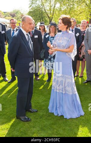 Der Duke of Edinburgh trifft Anna Friel auf der Gartenparty des Duke of Edinburgh Award im Buckingham Palace, London. FOTO DER RRESS ASSOCIATION. Bilddatum: Montag, 16. Mai 2016. Bildnachweis sollte lauten: Dominic Lipinski/PA Wire Stockfoto