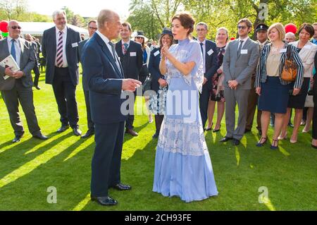 Der Duke of Edinburgh trifft Anna Friel auf der Gartenparty des Duke of Edinburgh Award im Buckingham Palace, London. FOTO DER RRESS ASSOCIATION. Bilddatum: Montag, 16. Mai 2016. Bildnachweis sollte lauten: Dominic Lipinski/PA Wire Stockfoto