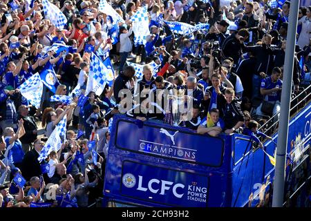 Leicester City's Danny Simpson (links), Leicester City Torwart Kasper Schmeichel (zweite links), Andy King (dritte links), Leicester City Manager Claudio Ranieri (Mitte), Danny Drinkwater (dritte rechts) m Robert Huth zweite rechts) und Jamie Vardy (rechts) feiern mit der Trophäe während der Open Top Bus Parade durch Leicester City Centre. Stockfoto