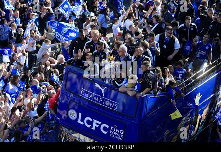 Andy King von Leicester City (zweite links) winkt den Massen zu, während Manager Claudio Ranieri (Mitte) die Trophäe neben Leonardo Ulloa (zweite rechts) und Jamie Vardy (rechts) von Leicester City während der Open-Top-Busparade durch Leicester City Centre feiert. Stockfoto