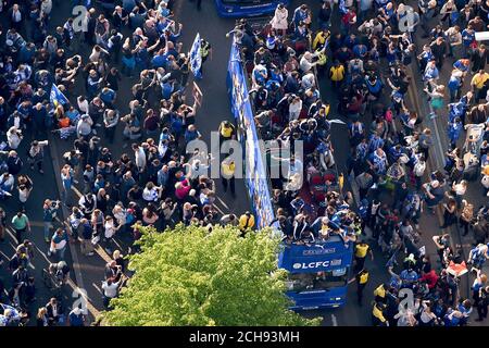 Eine Luftaufnahme der Leicester City Open Top Bus Parade durch Leicester City Centre. Stockfoto