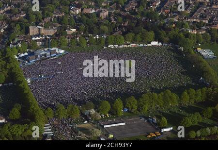 Ein Luftbild, während sich die Menschenmassen im Victoria Park nach der Open-Top-Busparade durch Leicester City Centre versammeln. Stockfoto