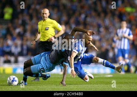 Bruno Saltor von Brighton und Hove Albion und Jeremy Helan von Sheffield am Mittwoch (links) kämpfen während des Sky Bet Championship-Spiels um den Ball, zweites Beinspiel im AMEX Stadium, Brighton. Stockfoto