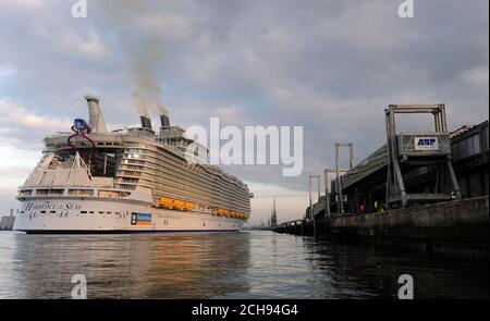 Das größte Passagierschiff der Welt, die MS Harmony of the Seas, im Besitz von Royal Caribbean, legt vor ihrer Jungfernfahrt in Southampton an. Stockfoto