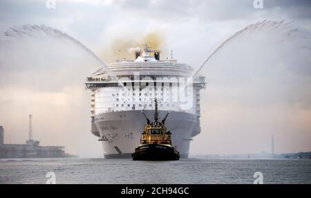 Das größte Passagierschiff der Welt, die MS Harmony of the Seas, im Besitz von Royal Caribbean, legt vor ihrer Jungfernfahrt in Southampton an. Stockfoto