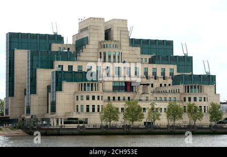 Eine Regenbogenfahne fliegt auf dem Hauptquartier des MI6 Hauptquartiers, um den Internationalen Tag gegen Homophobie in London zu begehen. Stockfoto