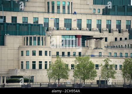 Eine Regenbogenfahne fliegt auf dem Hauptquartier des MI6 Hauptquartiers, um den Internationalen Tag gegen Homophobie in London zu begehen. Stockfoto