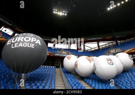 Riesige Liverpool und Sevilla aufblasbare Bälle im St. Jakob-Park am Tag vor dem Europa League Finale, Basel, Schweiz. Stockfoto