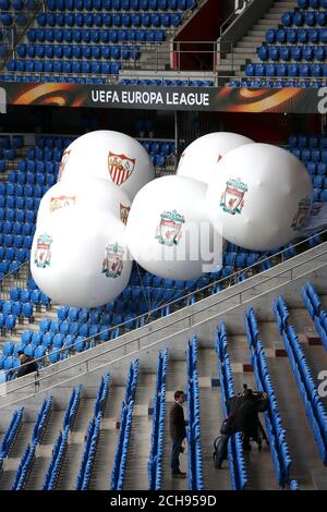 Riesige Liverpool und Sevilla aufblasbare Bälle im St. Jakob-Park am Tag vor dem Europa League Finale, Basel, Schweiz. Stockfoto
