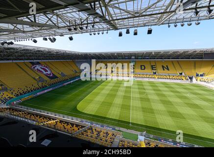 Dresden, Deutschland. September 2020. Blick in das leere Rudolf-Harbig-Stadion. Am 14. September 2020 spielt die 3. Division SG Dynamo Dresden im ersten Lauf des DFB-Pokals vor Zuschauern gegen den Hamburger SV. Quelle: Robert Michael/dpa-Zentralbild/dpa/Alamy Live News Stockfoto