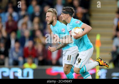 Johnny Russell von Derby County (links) feiert, nachdem er sein Eröffnungstreffer mit Craig Bryson während des Sky Bet Championship-Spiels erzielt hat, das zweite Beinspiel im KC Stadium, Hull. Stockfoto