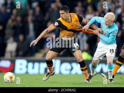 Jake Livermore von Hull City (links) und will Hughes von Derby County kämpfen während des Sky Bet Championship-Spiels um den Ball, zweites Beinspiel im KC Stadium, Hull. Stockfoto