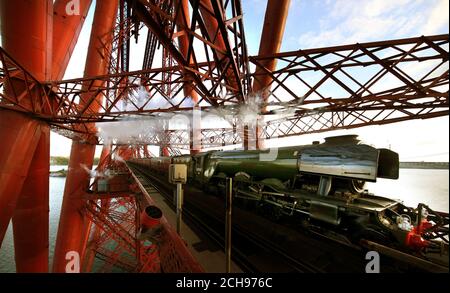 Der Flying Scotsman Zug fährt über die Forth Rail Bridge, während er seine Tour durch Großbritannien fortsetzt. Stockfoto