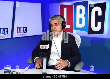 Sadiq Khan, Bürgermeister von London, veranstaltet das erste seiner neuen monatlichen Telefongespräche auf LBC, in den Global Radio Studios in London. Stockfoto