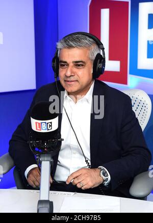 Sadiq Khan, Bürgermeister von London, veranstaltet das erste seiner neuen monatlichen Telefongespräche auf LBC, in den Global Radio Studios in London. Stockfoto