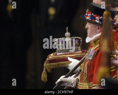 Die kaiserliche Staatskrone von Königin Elizabeth II. Kommt vor der Eröffnung des Parlaments im House of Lords im Palace of Westminster in London in der Royal Gallery an. Stockfoto