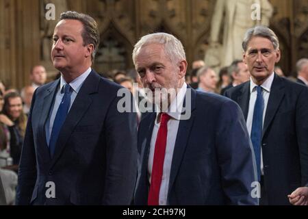 Premierminister David Cameron und Labour-Chef Jeremy Corbyn und Außenminister Philip Hammond passieren die Central Lobby die Eröffnung des Parlaments im Londoner Palace of Westminster. Stockfoto