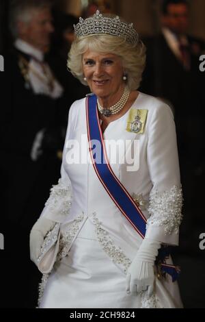 Die Herzogin von Cornwall verlässt nach der Staatseröffnung des Parlaments im House of Lords im Palace of Westminster in London. Stockfoto