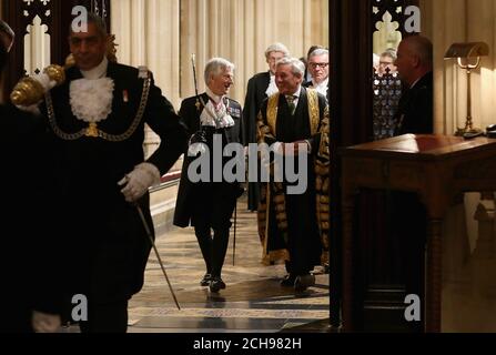 Der Gentleman Usher des Black Rod David Leakey und der Sprecher des Unterhauses John Bercow (rechts) kommen zur Staatseröffnung des Parlaments im House of Lords am Palace of Westminster in London an. Stockfoto