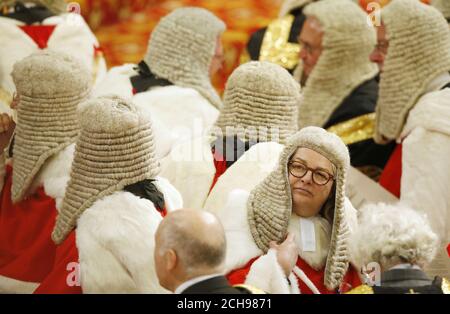 Mitglieder der Law Lords, Großbritanniens hochrangige Justiz, nehmen ihre Sitze vor der Staatseröffnung des Parlaments, im House of Lords im Palace of Westminster in London von Königin Elizabeth II.. Stockfoto