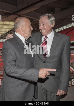 George Cohen (links) und Gordon Banks im Wembley Stadium, London, um den Film Bobby über Kapitän Bobby Moore und Englands WM-Sieg vor 50 Jahren in diesem Jahr zu starten. Stockfoto