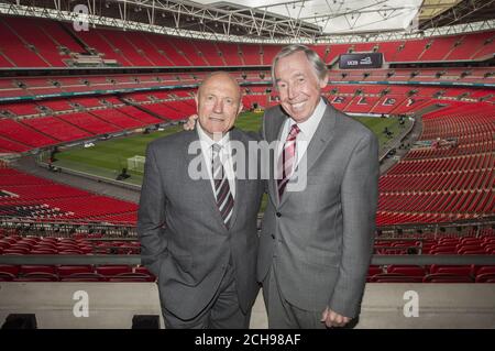 George Cohen (links) und Gordon Banks im Wembley Stadium, London, um den Film Bobby über Kapitän Bobby Moore und Englands WM-Sieg vor 50 Jahren in diesem Jahr zu starten. Stockfoto