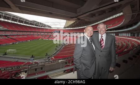 George Cohen (links) und Gordon Banks im Wembley Stadium, London, um den Film Bobby über Kapitän Bobby Moore und Englands WM-Sieg vor 50 Jahren in diesem Jahr zu starten. Stockfoto