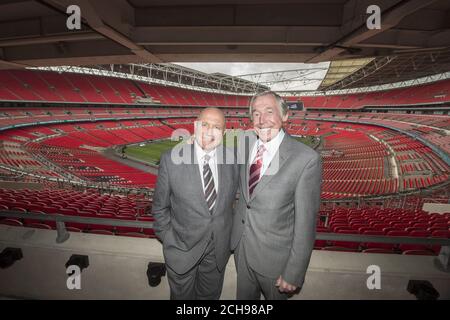 George Cohen (links) und Gordon Banks im Wembley Stadium, London, um den Film Bobby über Kapitän Bobby Moore und Englands WM-Sieg vor 50 Jahren in diesem Jahr zu starten. Stockfoto