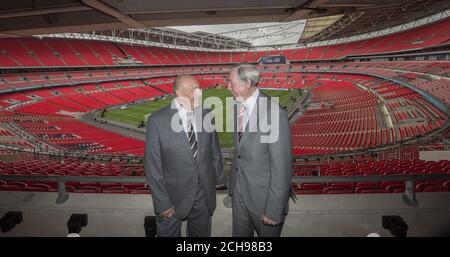 George Cohen (links) und Gordon Banks im Wembley Stadium, London, um den Film Bobby über Kapitän Bobby Moore und Englands WM-Sieg vor 50 Jahren in diesem Jahr zu starten. Stockfoto