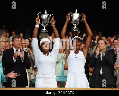 Serena Williams und Venus Williams gewinnen das Damendoppel-Finale. Wimbledon Tennis Championships, London. 4/7/2009 Bildnachweis: © Mark Pain /Alamy Stockfoto