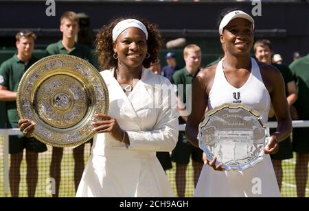 Serena Williams gewinnt das Ladies Finale. Venus Williams / Serena Williams. Wimbledon Tennis Championships. 2009. BILDNACHWEIS : MARK PAIN / ALAMY Stockfoto