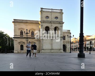 Sevilla, Spanien; 2. August 2020: Zwei maskierte Jugendliche gehen während der Corronavirus-Pandemie durch die Altstadt von Sevilla Stockfoto