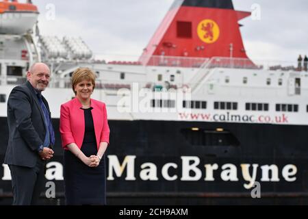 First Minister Nicola Sturgeon und Martin Dorchester Director von Caledonian MacBrayne, während einer Ankündigung in Ardrossan Harbour, Schottland, dass der Betreiber des öffentlichen Sektors Caledonian MacBrayne als bevorzugter Bieter für den nächsten Vertrag zur Leitung des Clyde und Hebrides Ferry Services-Netzes angekündigt wurde. Stockfoto