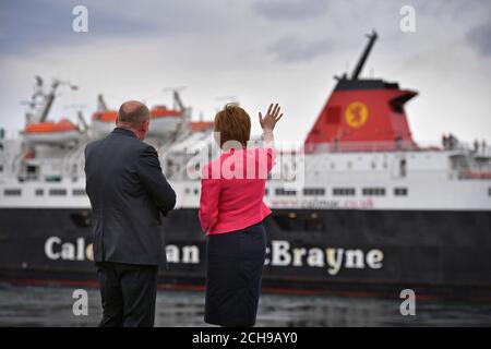 First Minister Nicola Sturgeon und Martin Dorchester Director von Caledonian MacBrayne, während einer Ankündigung in Ardrossan Harbour, Schottland, dass der Betreiber des öffentlichen Sektors Caledonian MacBrayne als bevorzugter Bieter für den nächsten Vertrag zur Leitung des Clyde und Hebrides Ferry Services-Netzes angekündigt wurde. Stockfoto