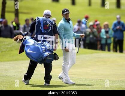 Der nordirische Rory McIlroy mit seinem Caddy J.P. Fitzgerald auf dem vierten Grün während des Tages eins der Irish Open im K Club, County Kildare. Stockfoto