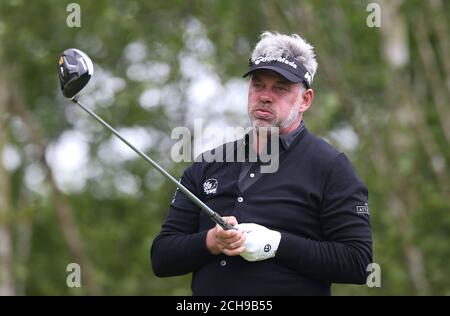 Der nordirische Darren Clarke beobachtet seinen Abschlag auf das zweite Loch während des ersten Tages der Irish Open im K Club, County Kildare. Stockfoto